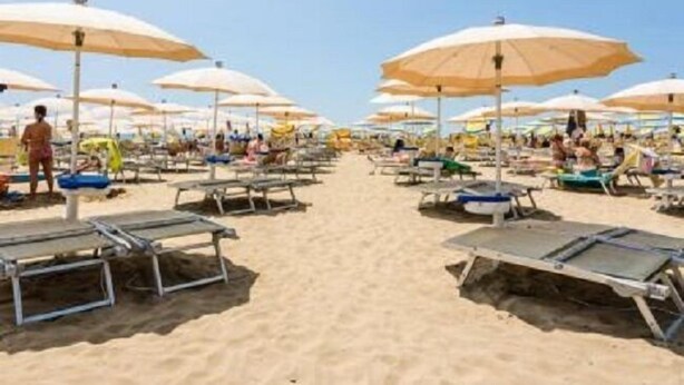 A beach with rows of sun loungers and umbrellas. - Hotel Mare Live (Jesolo)