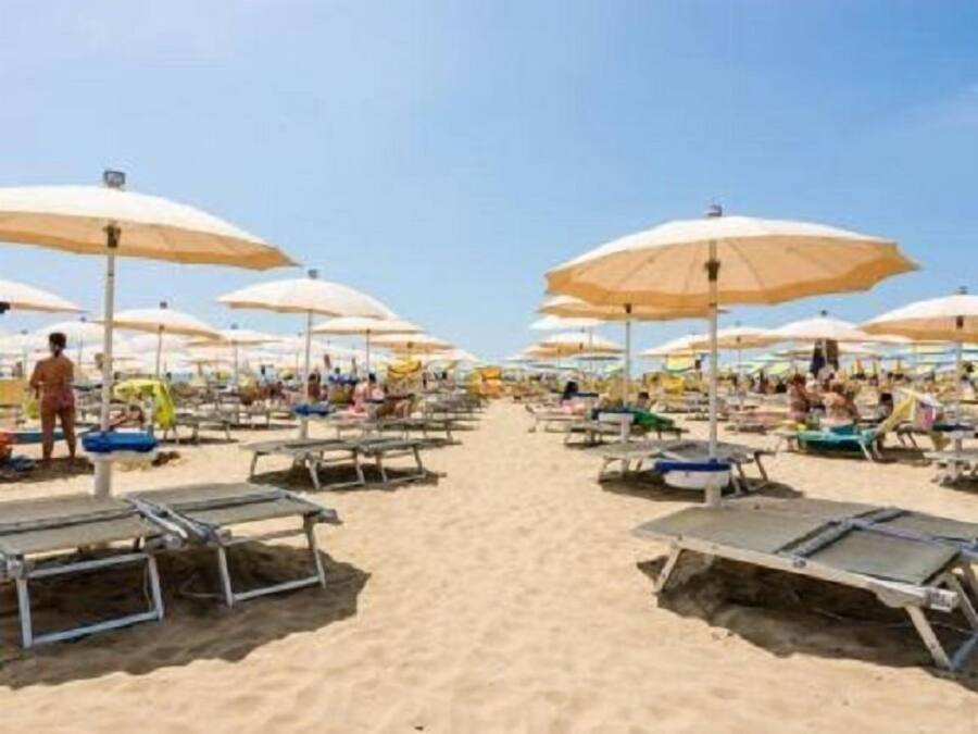 Plage privée à proximité, chaises longues, parasols