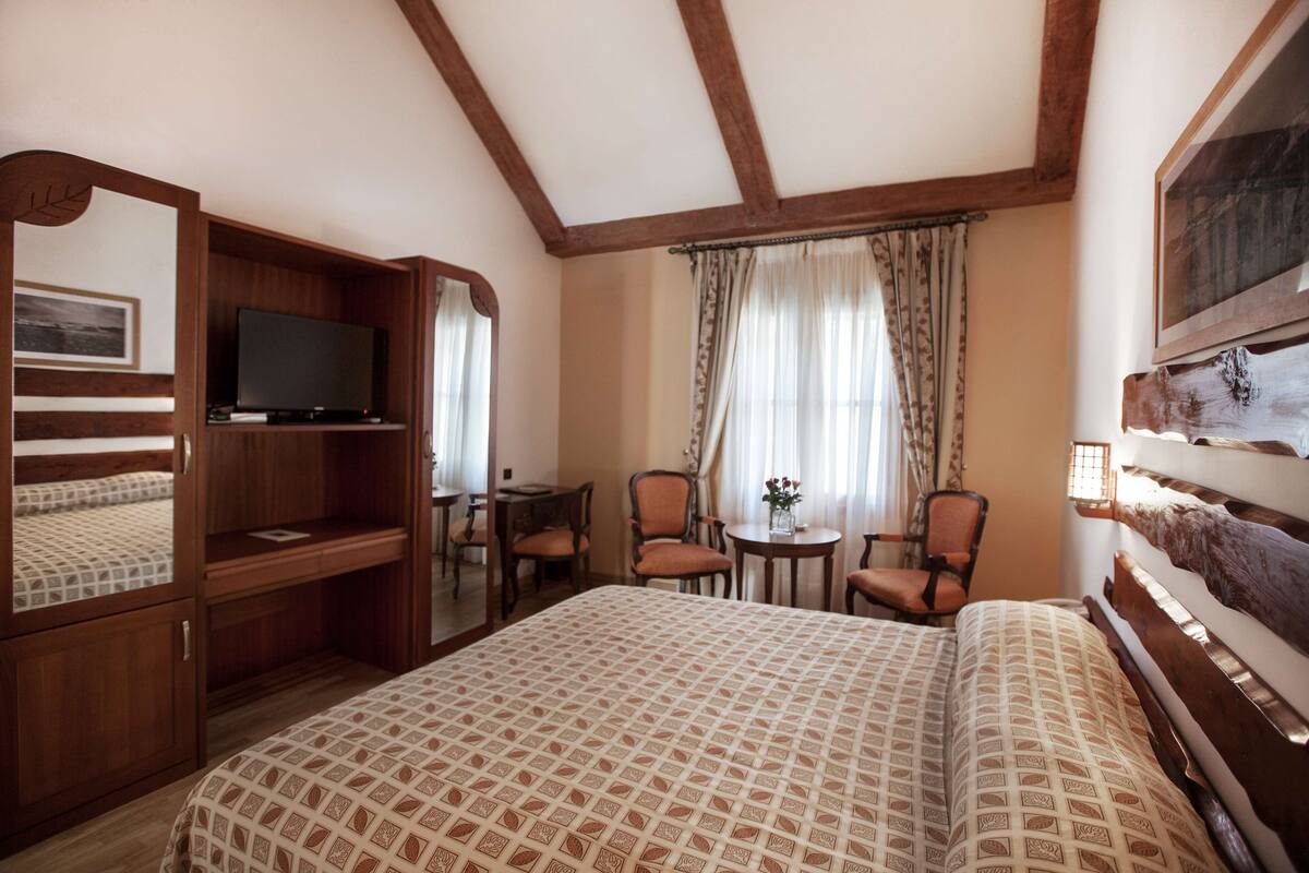 Minibar, in-room safe, desk, soundproofing