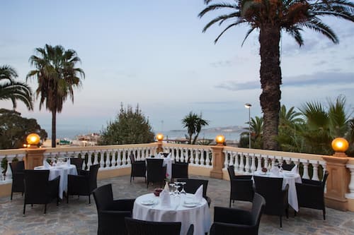 3 restaurants, breakfast, lunch, dinner served; French cuisine