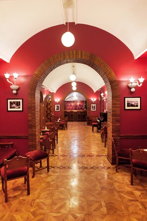 2 Bars/Lounges, Piano-Bar