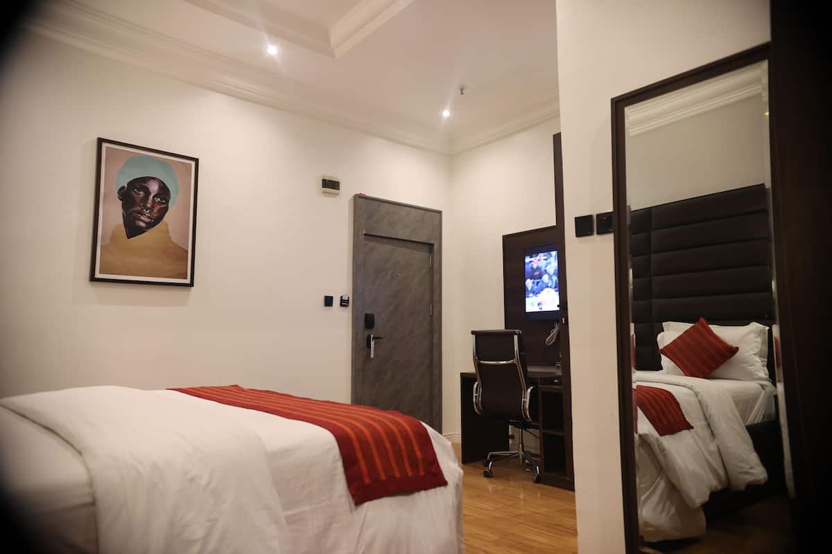 Royal Room, 1 Queen Bed, Non Smoking | 1 bedroom, Egyptian cotton sheets, premium bedding, pillowtop beds