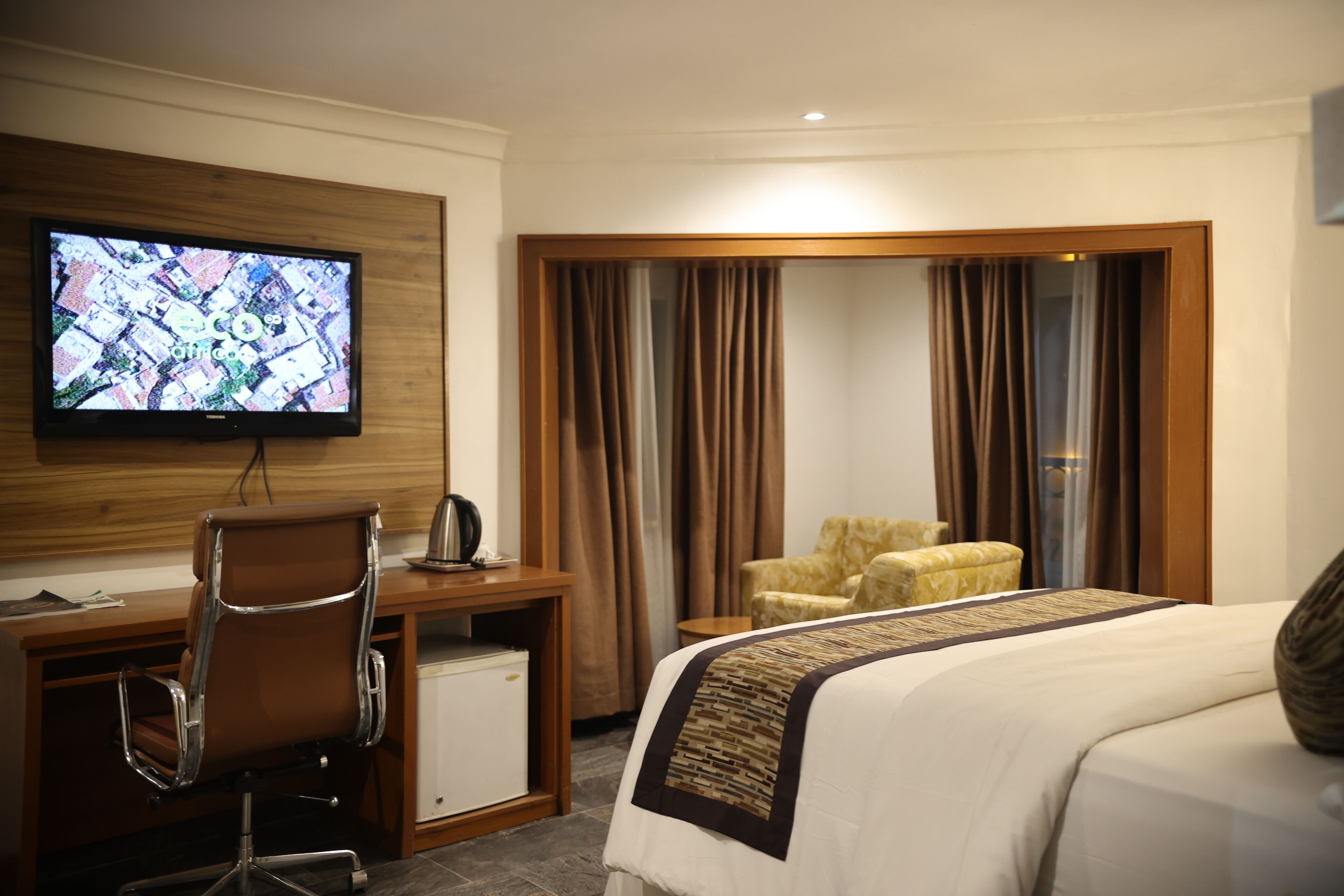 Royal Room, 1 Queen Bed, Non Smoking | Egyptian cotton sheets, premium bedding, pillow-top beds, minibar