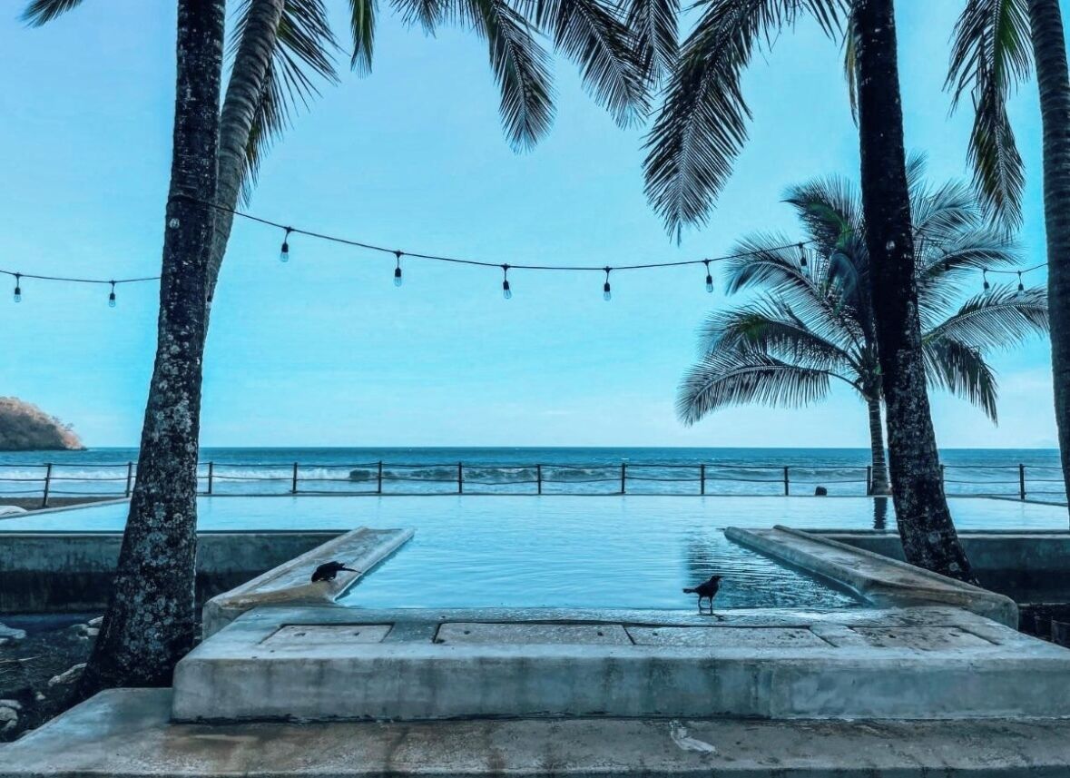 Piscina externa, guarda-sóis, espreguiçadeiras