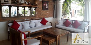 Ofereix vistes a la platja i s'hi serveixen esmorzars, dinars i sopars 
