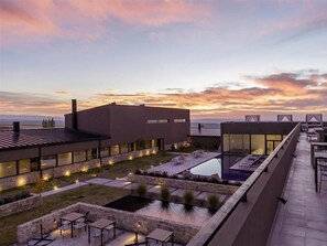 朝食、ランチ、ディナーに営業