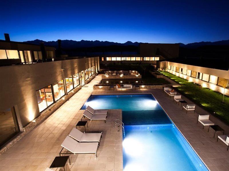Piscina externa, funciona das 8h às 22h, guarda-sóis