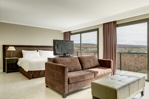 Sengetøy av topp kvalitet, dundyner, minibar og safe på rommet