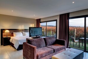 Sengetøy av topp kvalitet, dundyner, minibar og safe på rommet