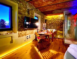 Minibar, individually decorated, individually furnished, desk - Castello di Montalbano (Florence)