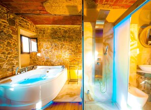 Luxury Suite, Jetted Tub, Garden Area | Jetted bathtub - Castello di Montalbano (Florence)