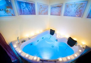 Luksussuite, massasjebadekar, hageområde | Minibar, individuelt dekorert, individuelt innredet og skrivebord