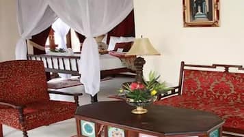 Deluxe Double Room | Living area