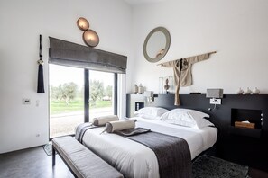 Minibar, in-room safe, individually decorated, soundproofing - Torre de Palma Wine Hotel, Monforte, a Member of Design Hotels (Monforte)