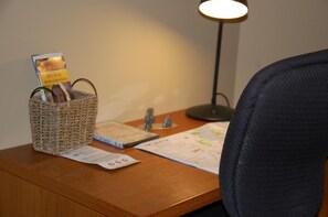 2 bedrooms, desk, cribs/infant beds, free WiFi - A Vacation Paradise at Quail Ridge B&B (Kelowna)