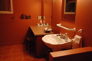 Combined shower/tub, hair dryer, bathrobes, towels - A Vacation Paradise at Quail Ridge B&B (Kelowna)