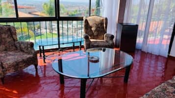 Phòng Suite Superior, 2 giường đôi | Phòng khách | TV