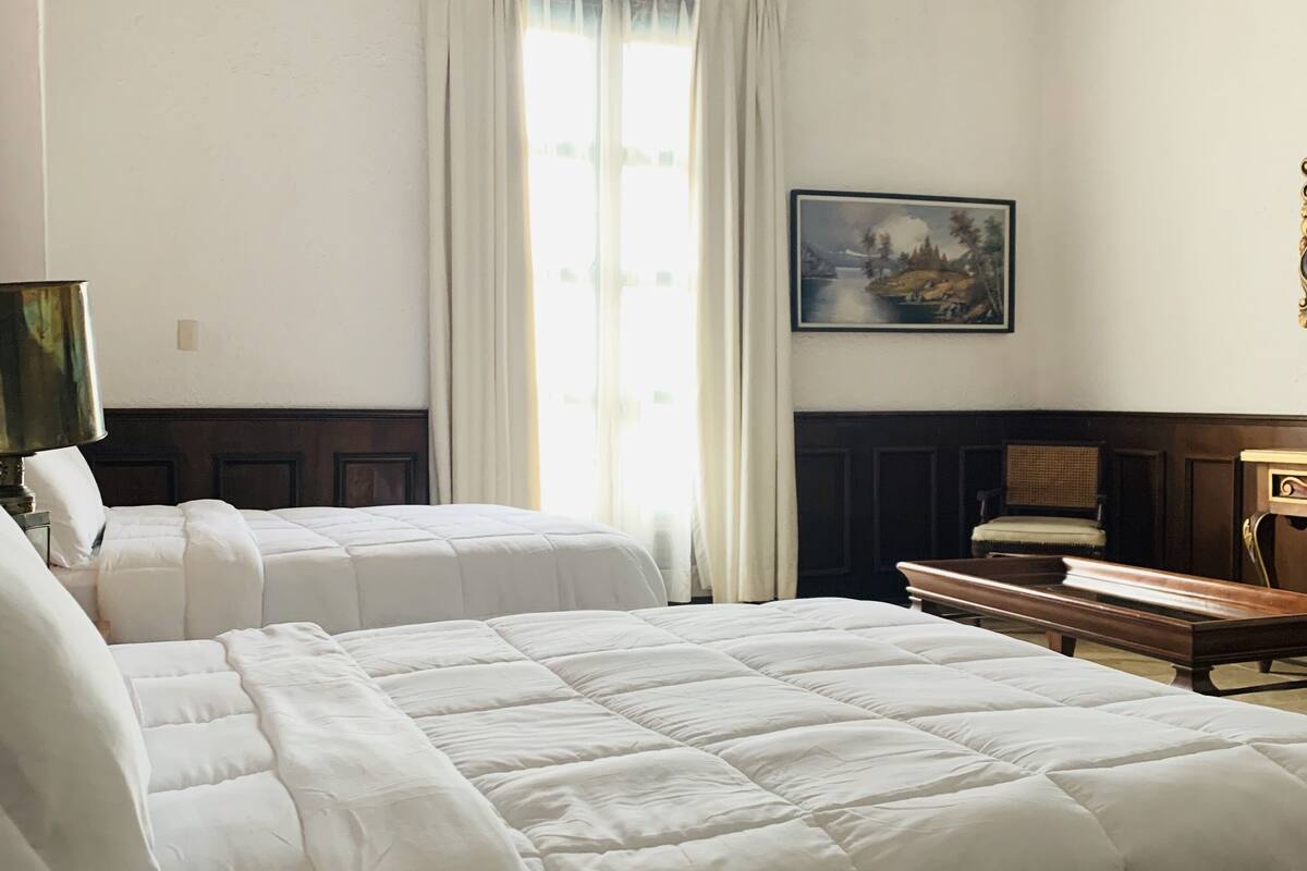 Habitación Deluxe doble, 2 camas dobles, balcón | Caja fuerte y ropa de cama