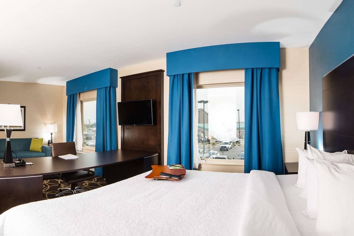 studio, 1 king bed, refrigerator & microwave | premium bedding, in-room safe, laptop workspace, blackout curtains