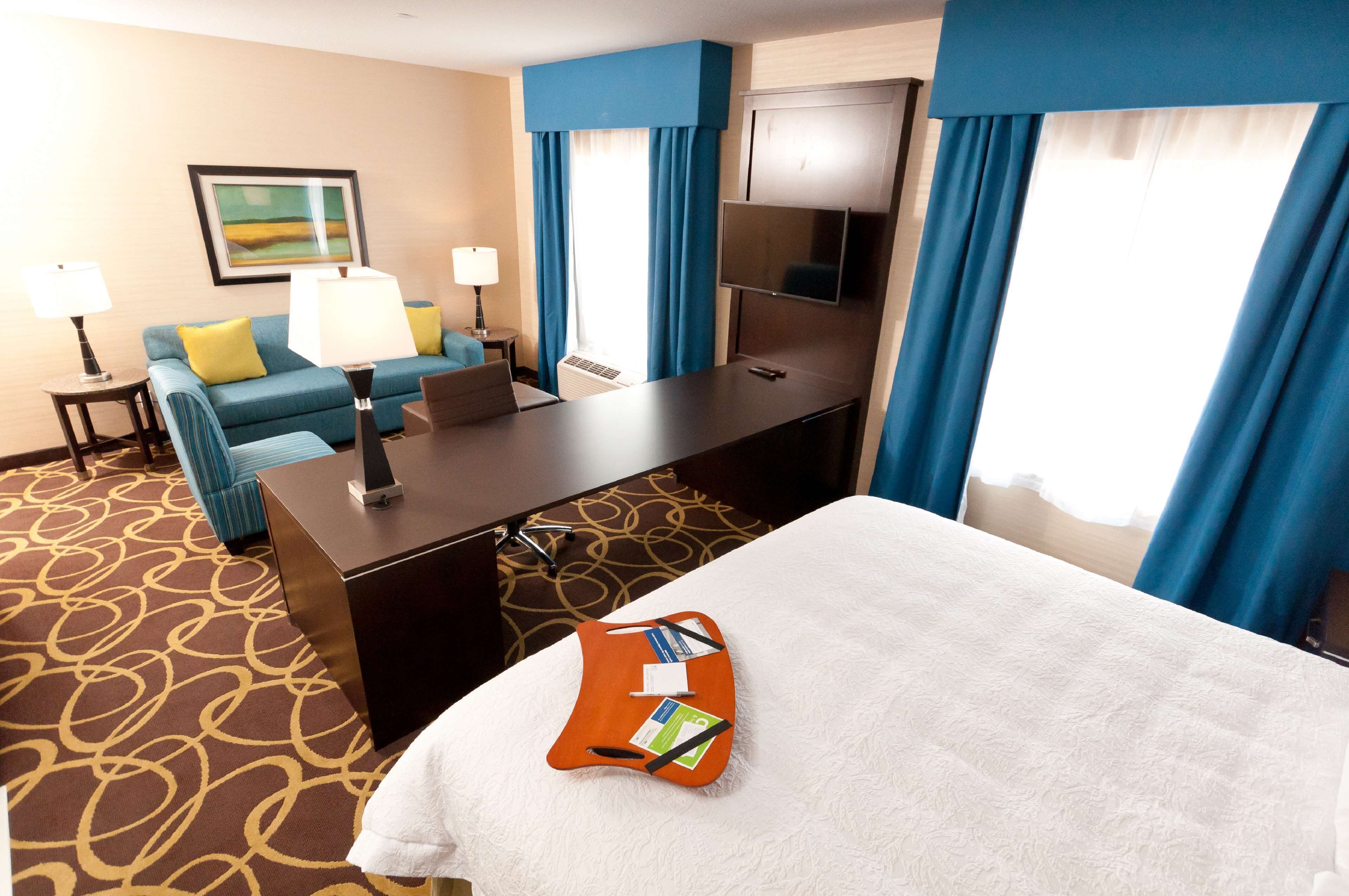 studio, 1 king bed, refrigerator & microwave | premium bedding, in-room safe, laptop workspace, blackout curtains