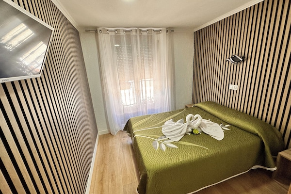 双人房 | 客房内保险箱、特色装修、办公桌、笔记本电脑工作区