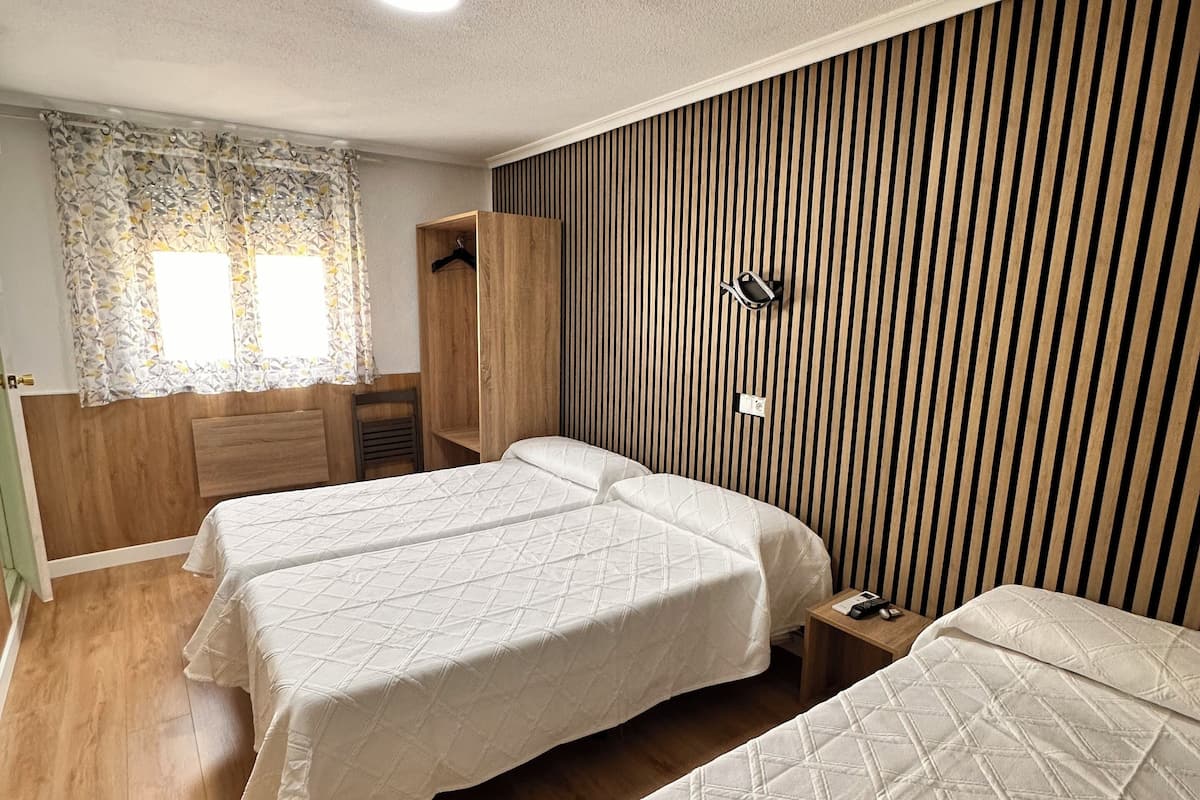 Caja de seguridad en la habitación y escritorio 