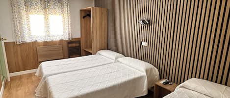 Camera doppia (with extra bed) | Cassaforte in camera, con stile personalizzato, una scrivania