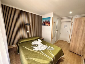 Coffres-forts dans les chambres, décoration personnalisée, bureau