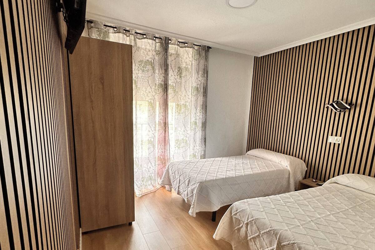 Caja de seguridad en la habitación y escritorio 