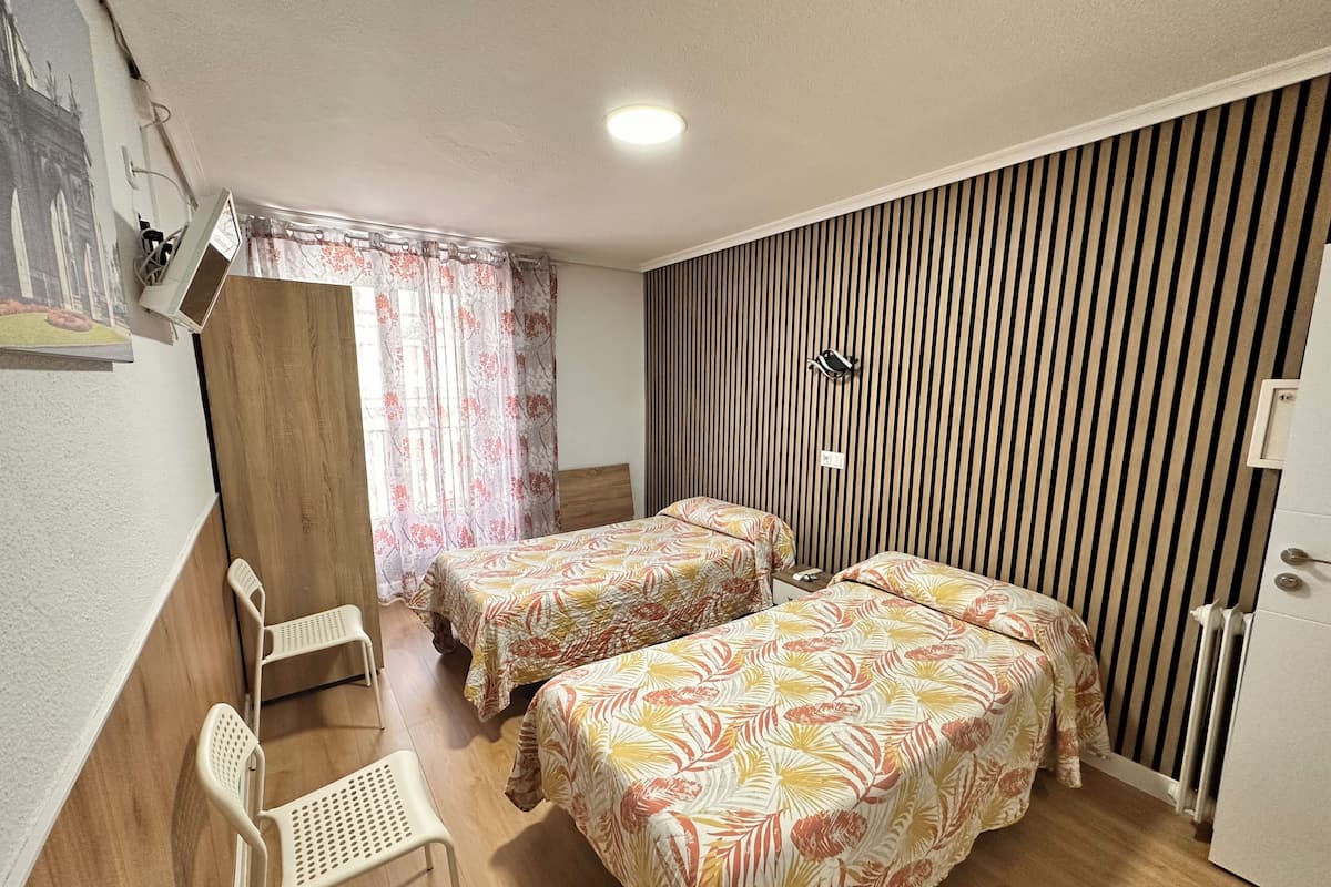Chambre Double | Coffres-forts dans les chambres, décoration personnalisée, bureau