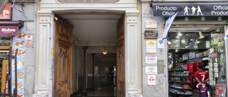 A storefront with a sign reading "Producto Oficial" and another sign for "Madrid".