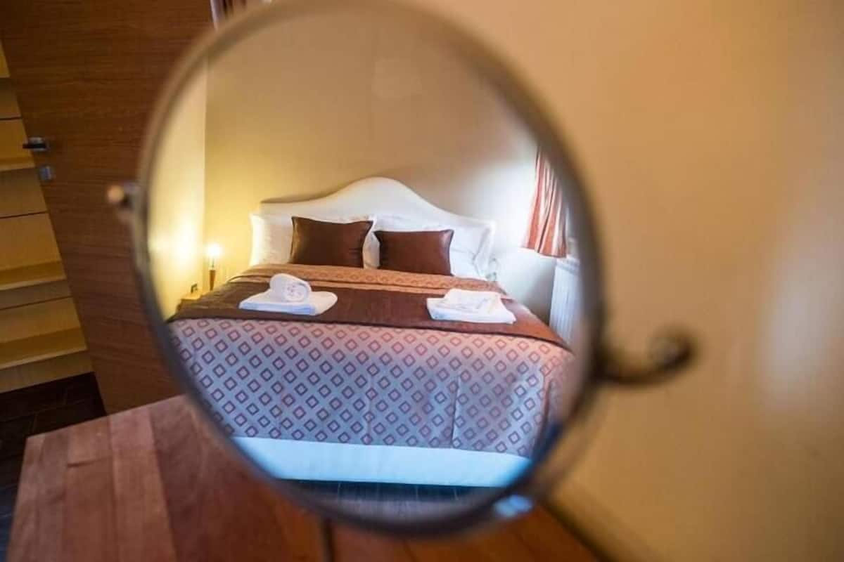 1 bedroom, hypo-allergenic bedding, down duvets, Select Comfort beds