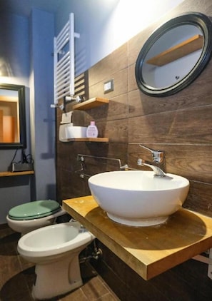 Shower, perlengkapan mandi gratis, pengering rambut, dan jubah mandi