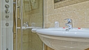 Free toiletries, hair dryer, towels - Vaticano Royal Suite (Rome)