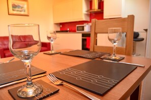 Fridge, microwave, electric kettle, toaster - Edinburgh City Suites (Edinburgh)
