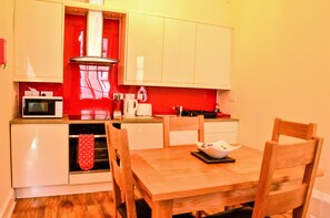 Family Apartment | Private kitchen | Fridge, microwave, electric kettle, toaster - Edinburgh City Suites (Edinburgh)