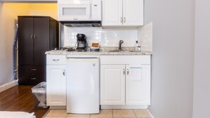Phòng 3 Tiêu chuẩn, phòng tắm dùng chung (Sleeps Three-Shared Bathroom) | Bộ trải giường bằng vải cotton Ai Cập, két bảo mật tại phòng, bàn 