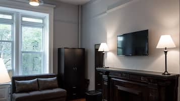 Standard Family Room with Shared Bathroom | Egyptian cotton sheets, in-room safe, individually decorated