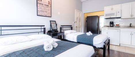 Standaard driepersoonskamer, gedeelde badkamer (Sleeps Three-Shared Bathroom) | Lakens van Egyptisch katoen, een kluis op de kamer