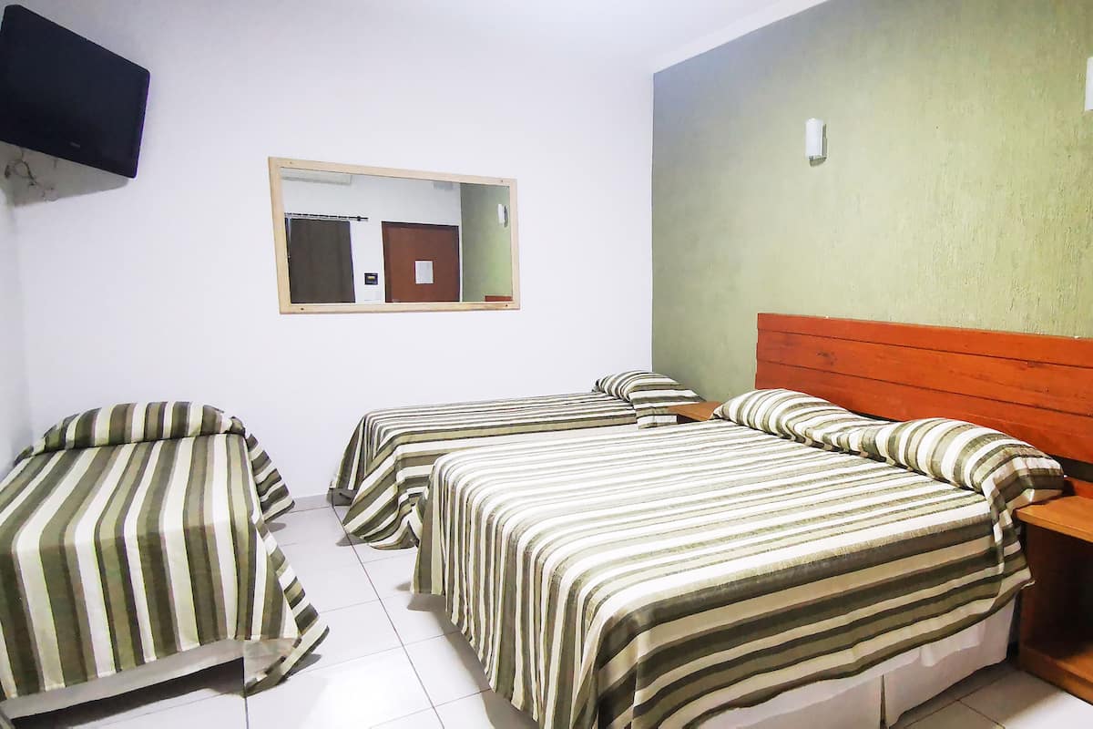 Standaard vierpersoonskamer | Een minibar, een kluis op de kamer, beddengoed