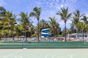 6 piscinas externas, funciona das 10h às 18h30, guarda-sóis