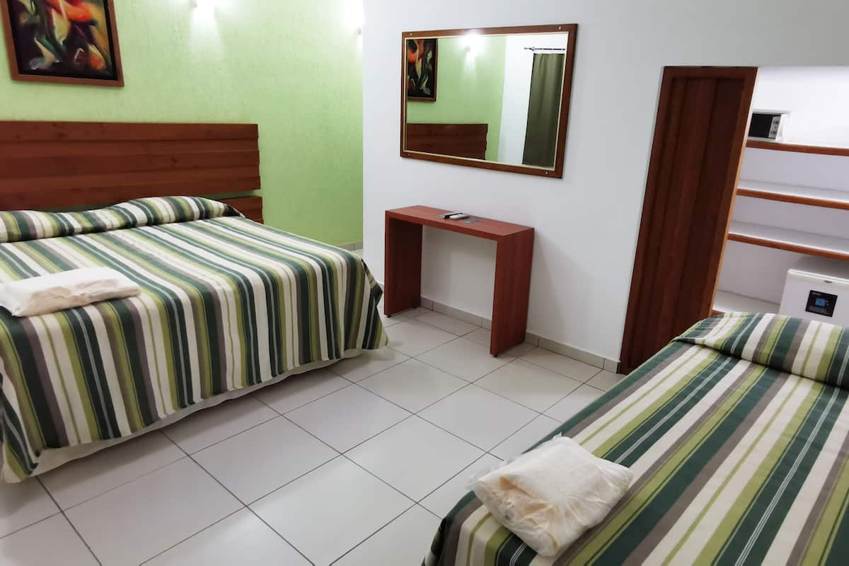Habitación triple Deluxe | Minibar, caja fuerte, ropa de cama