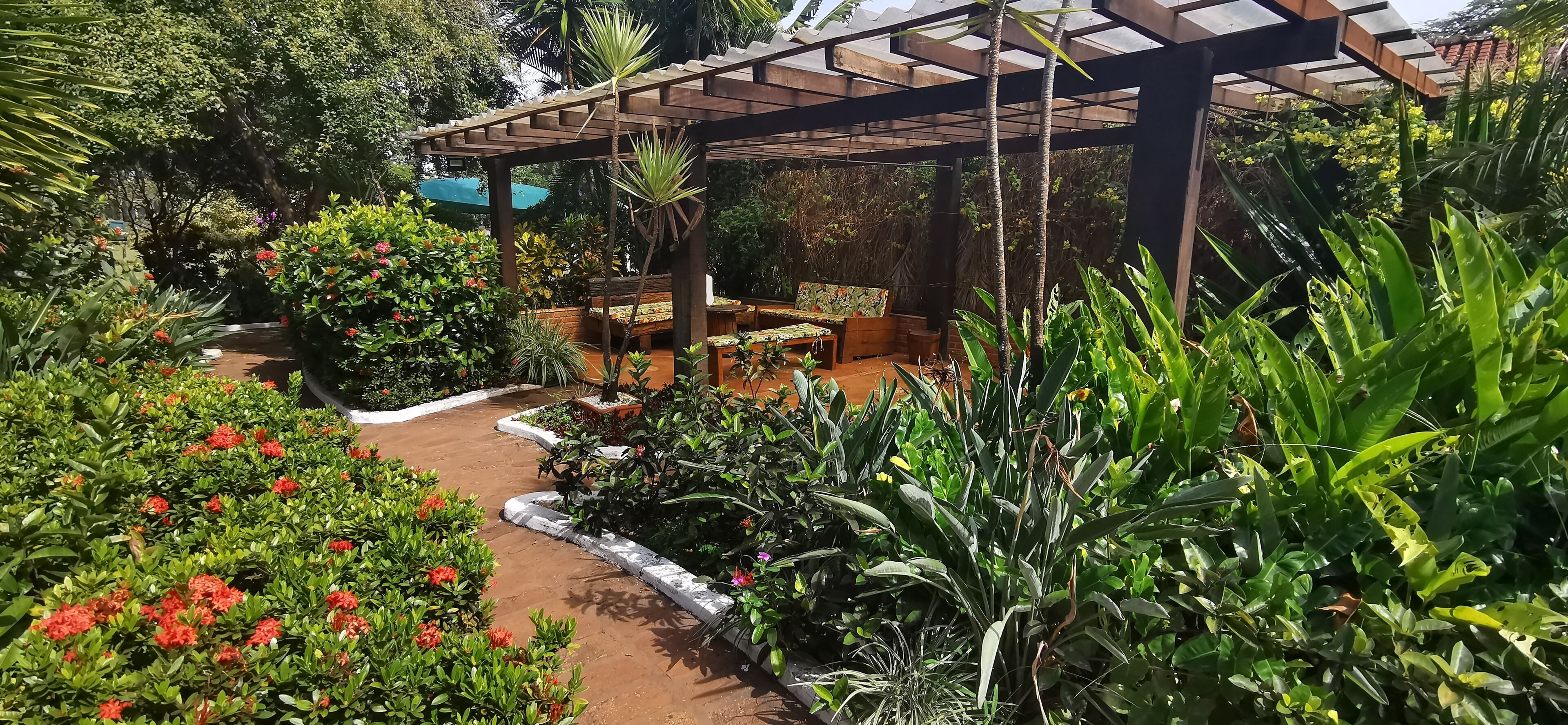 Quarto triplo luxo | Vista para o jardim