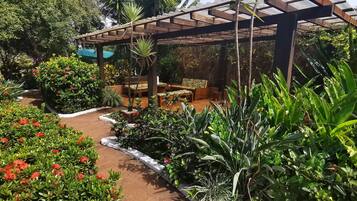 Quarto triplo luxo | Vista para o jardim