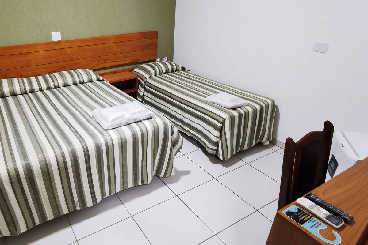 Habitación triple estándar | Minibar, caja fuerte, ropa de cama
