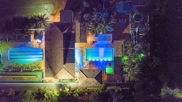 6 piscinas externas, funciona das 10h às 18h30, guarda-sóis