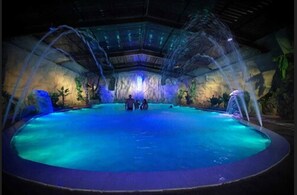 6 Außenpools, geöffnet von 10:00 Uhr bis 18:30 Uhr, Sonnenschirme