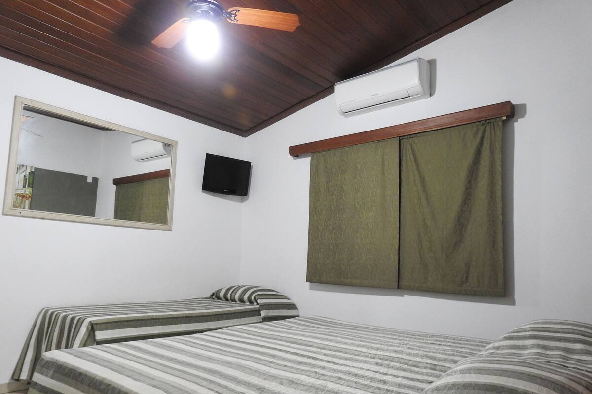 Habitación triple económica | Minibar, caja fuerte, ropa de cama