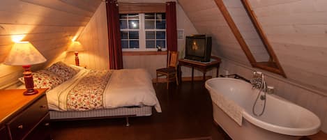 Superior Room, 1 Queen Bed, Private Bathroom, Mountain View (4)