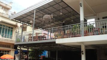 Se sirven desayunos, almuerzos y cenas; cocina internacional